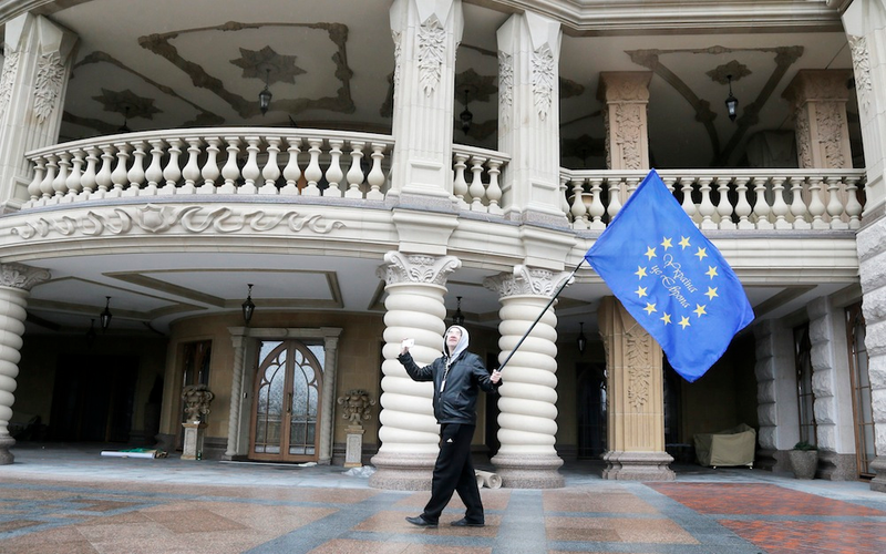 Illustration for article titled Tour the Opulent, Evacuated McMansions of Ukraine's Fallen Leaders